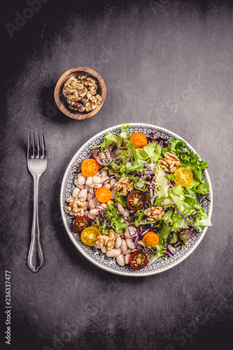 Mixed salad with beans and walnut kernels