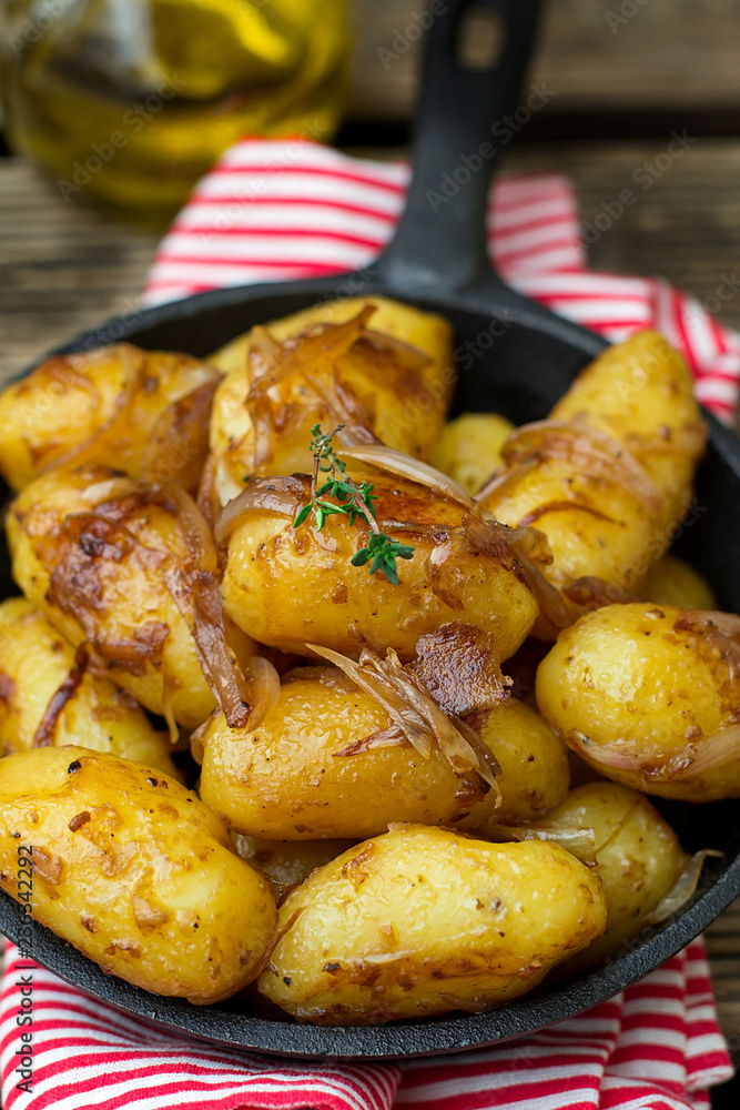 Roasted baby potatoes with onions caramelized in soy sauce Roasted baby potatoes with onions caramelized in soy sauce