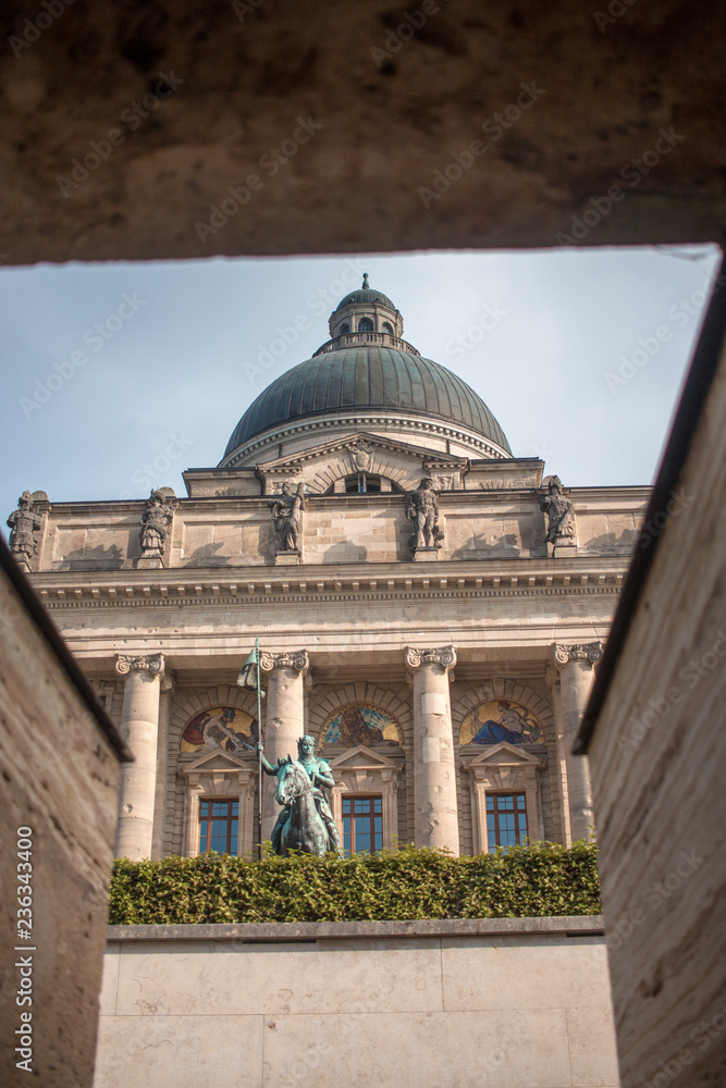 Vista de um prédio antigo na cidade de Munique