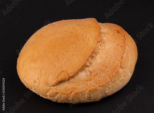 Белая булка на черном фоне