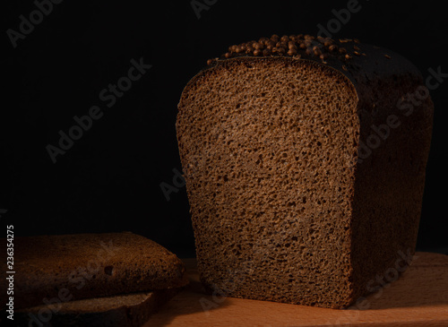 Атмосферное изображение буханки бородинского хлеба в темноте