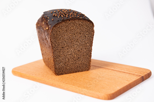 Половина буханки бородинского на доске