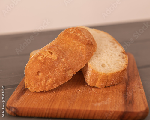 Два кусочка чиабатты на доске