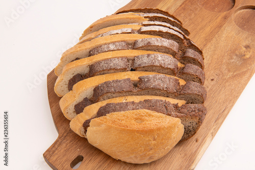 Булка собранная  из черного и белого хлеба