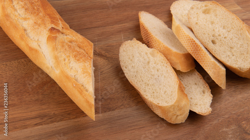 Нарезанный французский багет на доске