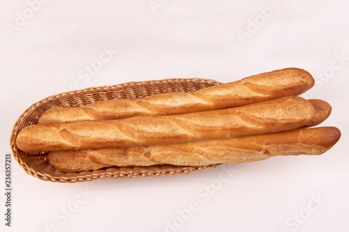 Французские багеты в корзине
