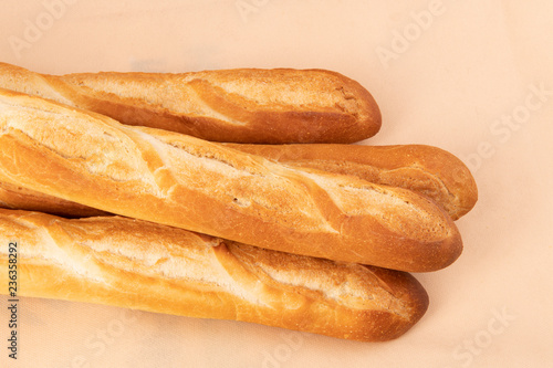 Французские багеты на бежевом фоне