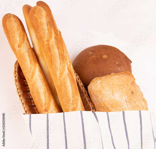 Французские багеты, чиабатта и черный хлеб на белом фоне