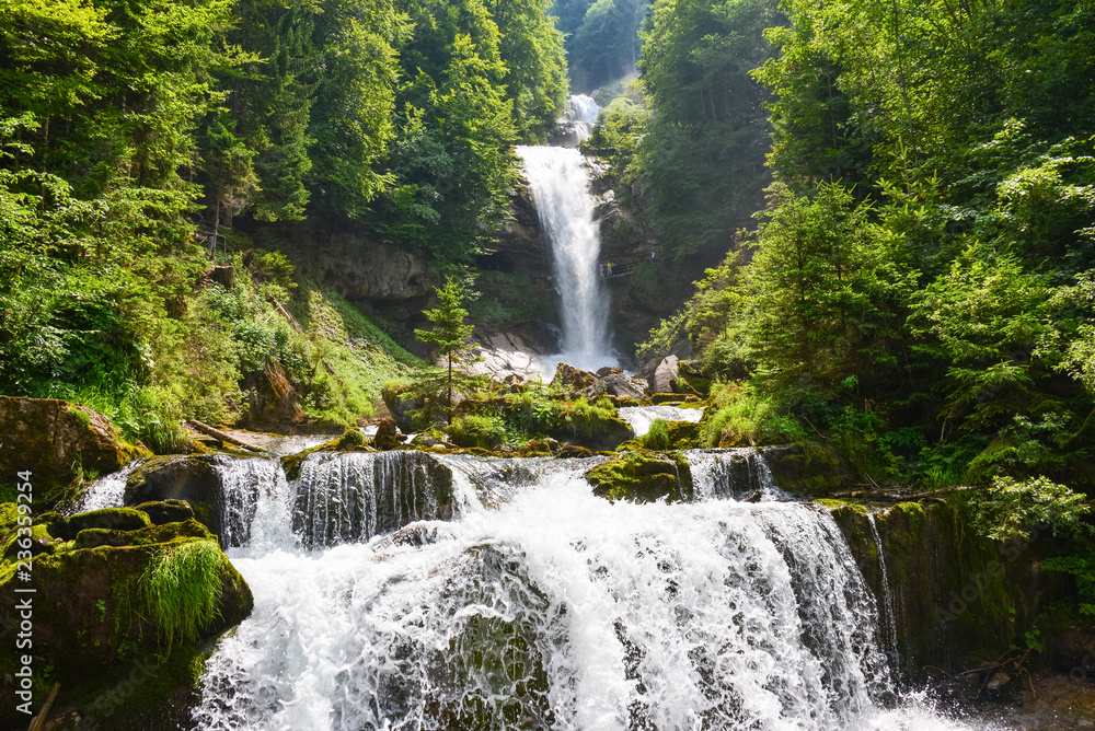 Giessbach Wasserfall Am Brienzersee Im Berner Oberland Schweiz giessbach-wasserfall-am-brienzersee-im-berner-oberland-schweiz