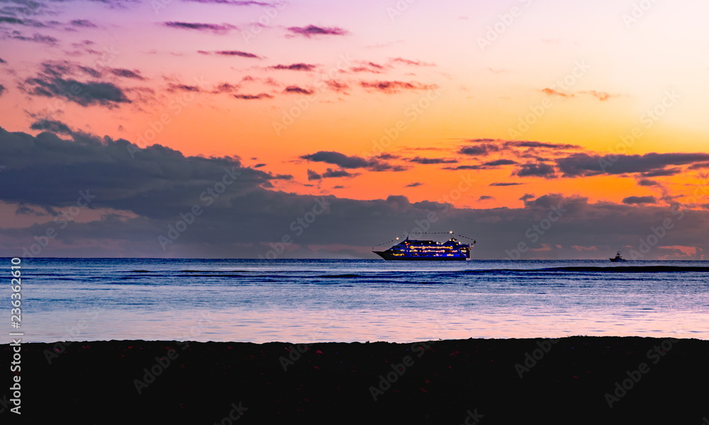 Εκτύπωση καμβά Sunset cruise under splendid color of sky over calm ocean