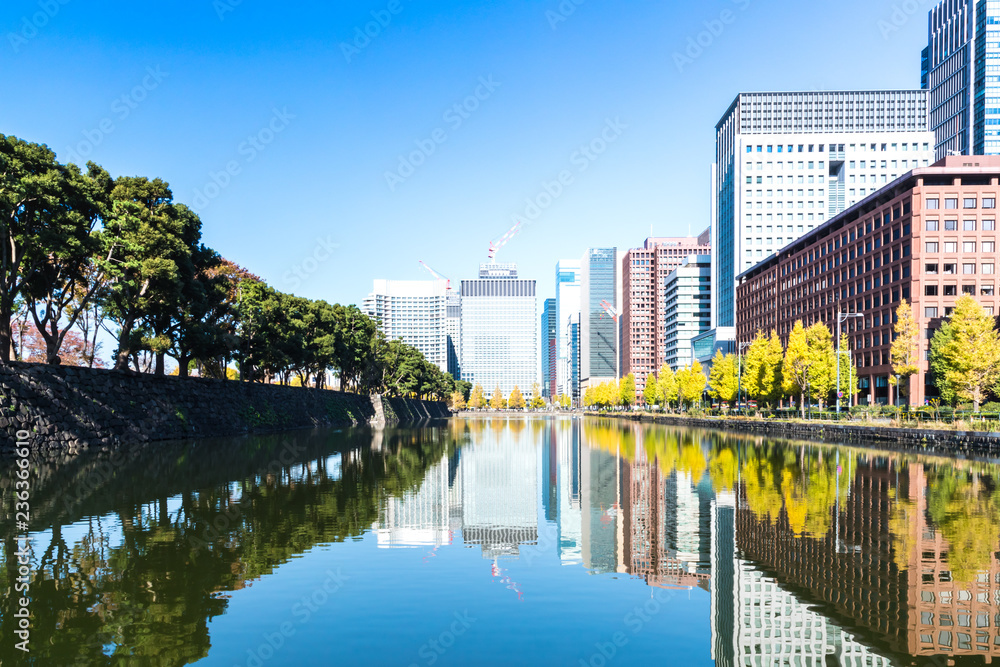 (東京都ｰ都市風景)お濠水面に映る丸の内オフィス街の秋９