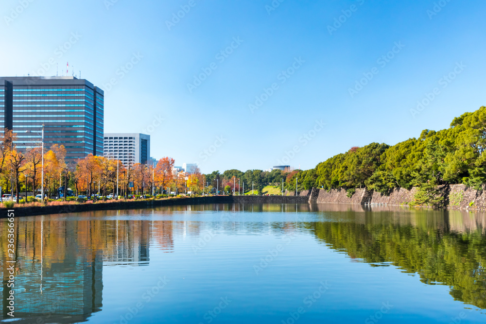 (東京都ｰ都市風景)お濠水面に映る丸の内オフィス街の秋１０