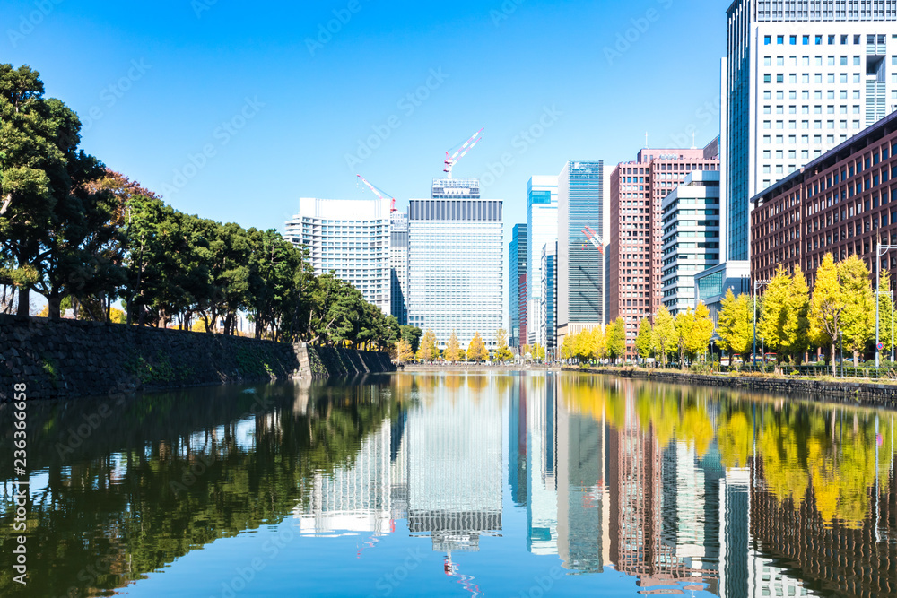 (東京都ｰ都市風景)お濠水面に映る丸の内オフィス街の秋１１