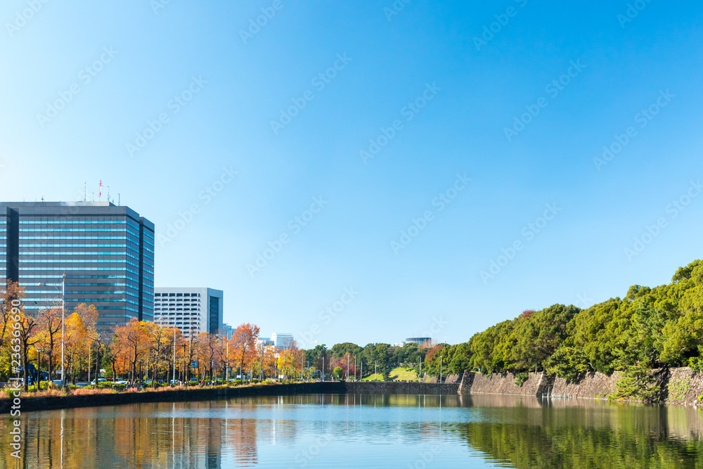 (東京都ｰ都市風景)お濠水面に映る丸の内オフィス街の秋１２
