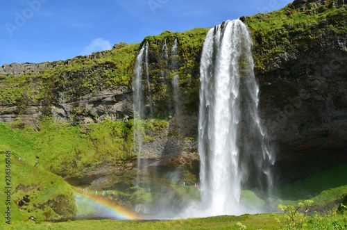 Cascata islandese con arcobaleno