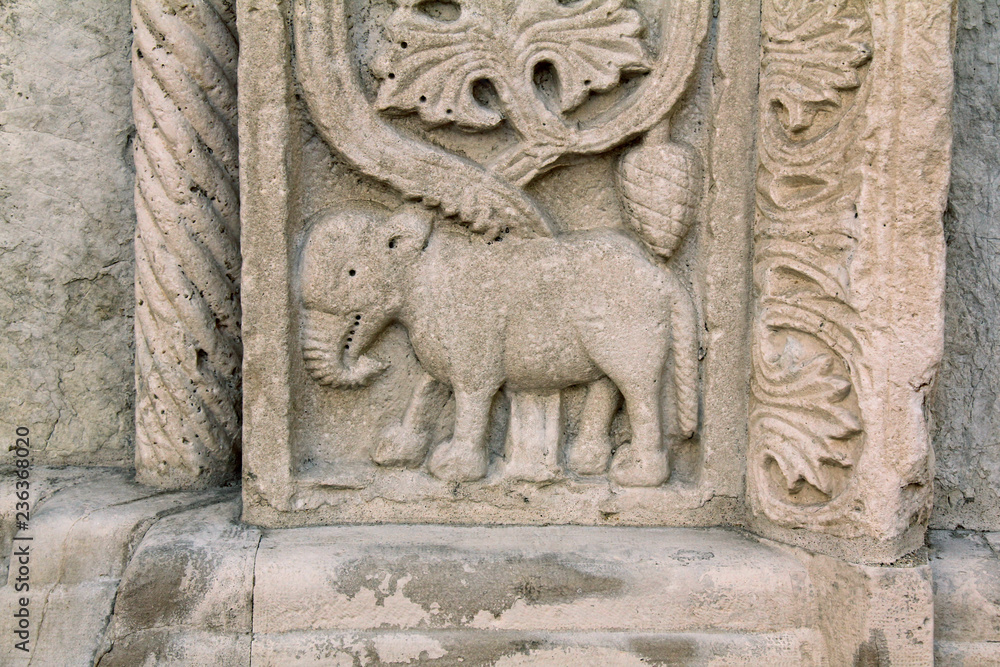 Φωτογραφία elefante; bassorilievo nello stipite del portale della chiesa romanica di Santa