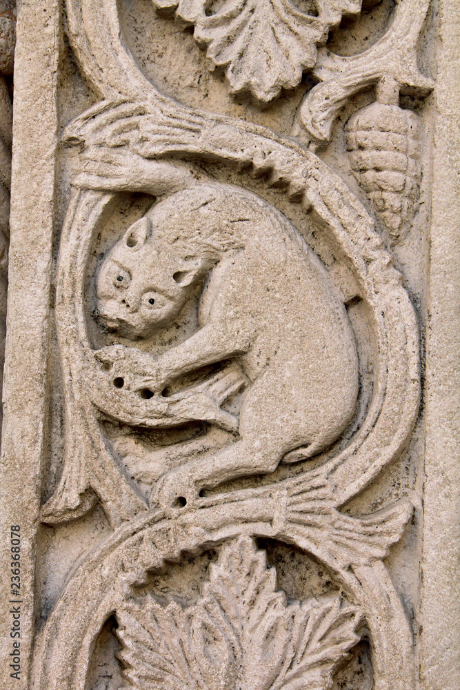 Φωτογραφία felino in agguato; bassorilievo nello stipite del portale della chiesa romanica
