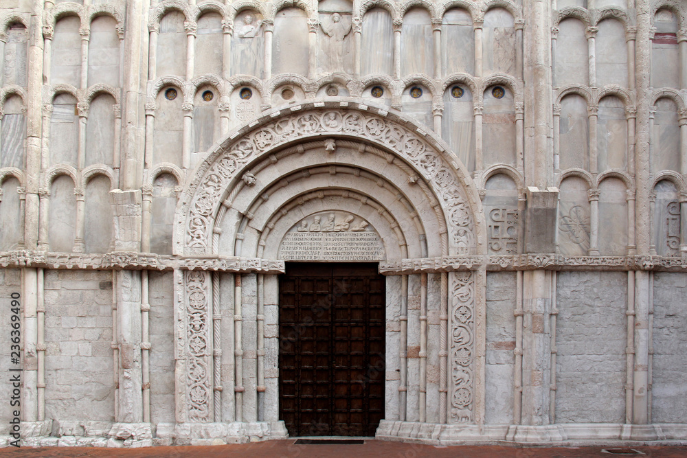 Ancona, chiesa romanica di Santa Maria della Piazza: portale e decorazione in marmo ad archetti ciechi della facciata
