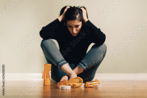 Εκτύπωση καμβά Caucasian female contemplating take prescription pills