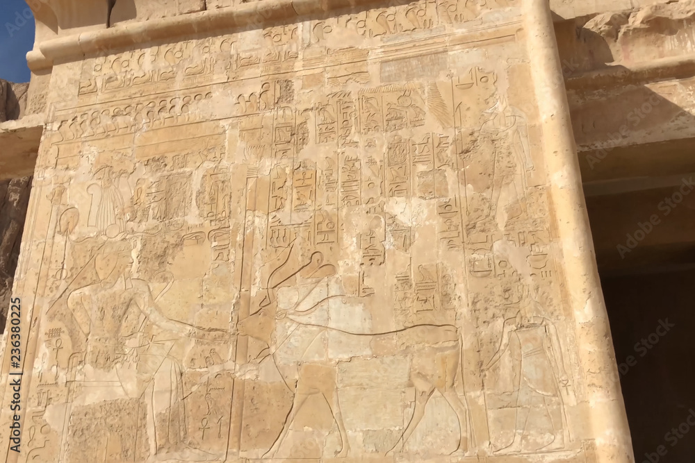 Obraz premium Buildings and columns of ancient Egyptian megaliths. Ancient rui