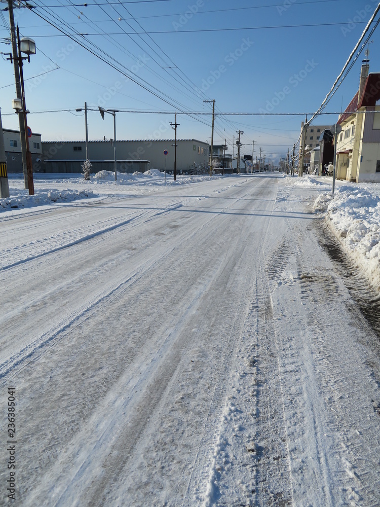 Obraz premium 北海道の冬の道路