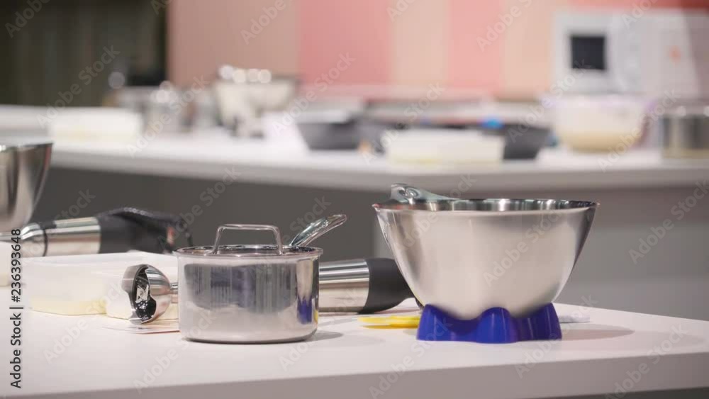 21279_The_utensils_and_pans_used_for_baking_on_the_table.mov 21279_The_utensils_and_pans_used_for_baking_on_the_table.mov