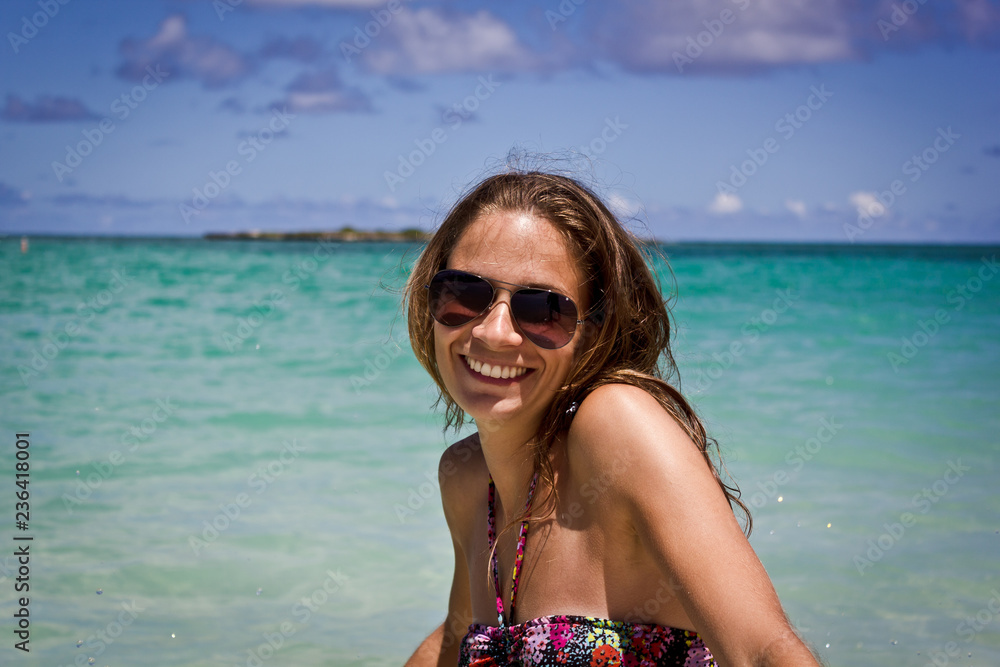 Lachendes Model im Bikini auf Hawaii am Strand in Oahu Lachendes Model im Bikini auf Hawaii am Strand in Oahu