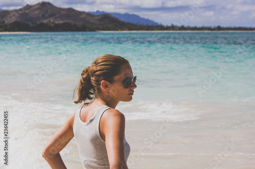 Oahu Hawaii shooting Frau am Strand mit Sonnenbrille