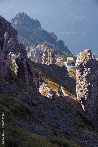 Obraz na płótnie The Rosalba refuge between the towers of the Southern Grigna from the Garibaldi hill. w salonie