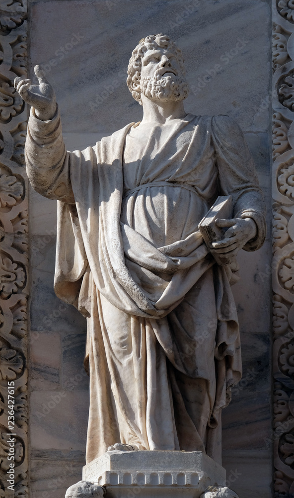 Obraz premium Apostle, statue on the facade of the Milan Cathedral, Duomo di Santa Maria Nascente, Milan, Lombardy, Italy