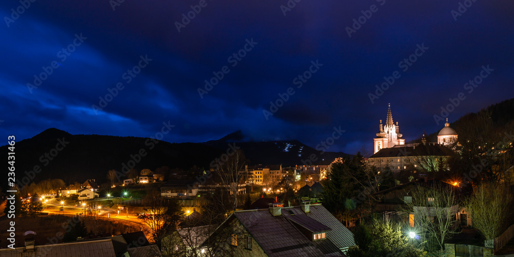 Panorama von Mariazell bei Nacht / Steiermark (A)