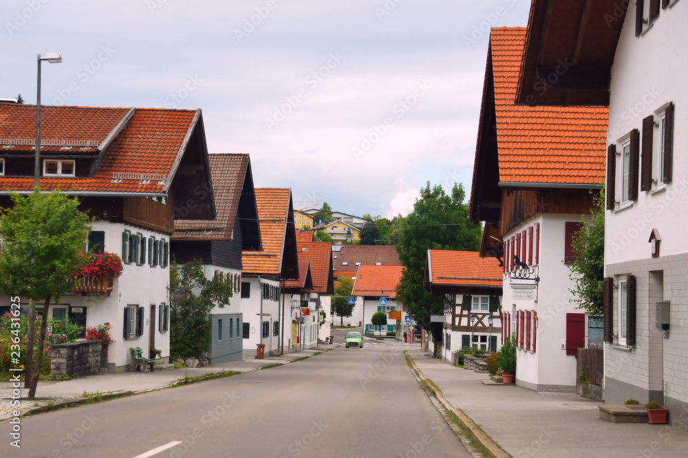 Strasse in Pfronten Weißbach mit typisch bayrischen Häusern
