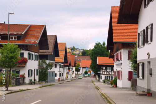 Strasse in Pfronten Weißbach mit typisch bayrischen Häusern 