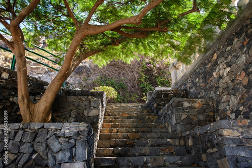 Kamienne schody w  r  d zieleni