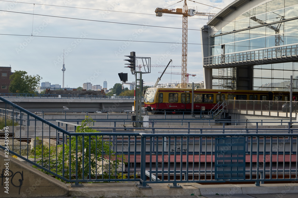 Fototapeta premium Berliner S-Bahn - Baustelle rund um den Bahnhof Ostkreuz