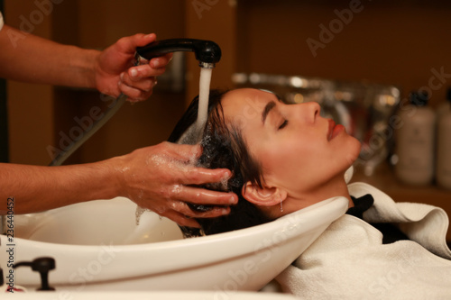 Washng hair on hair salon