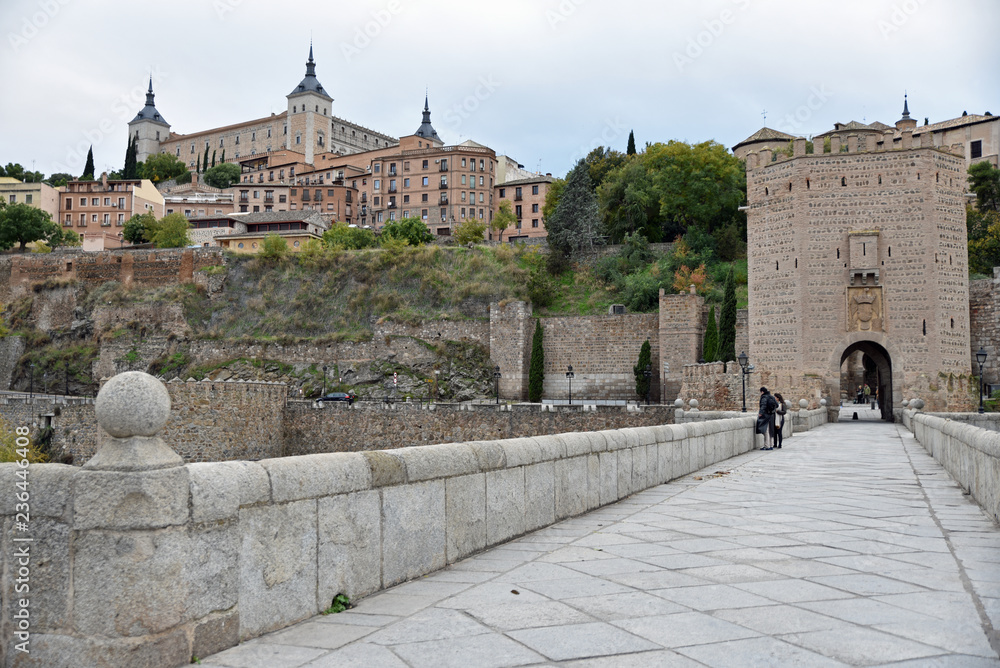 Obraz premium Pont Alcantara et Alcazar de Tolède, Espagne