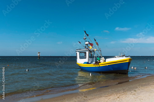 Fototapeta Naklejka Na Ścianę i Meble -  kuter rybacki na brzegu morza Bałtyckiego