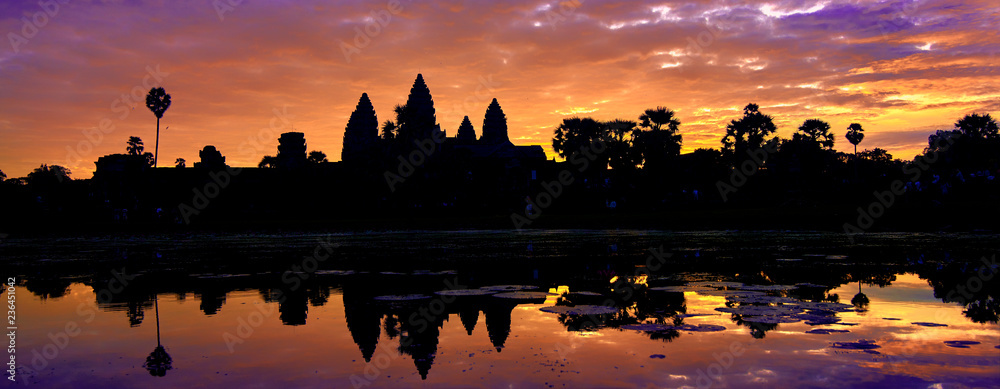 Obraz premium View of Angkor Wat complex at sunrise, Archaeological Park in Siem Reap, Cambodia, UNESCO World Heritage Site and popular tourist attraction