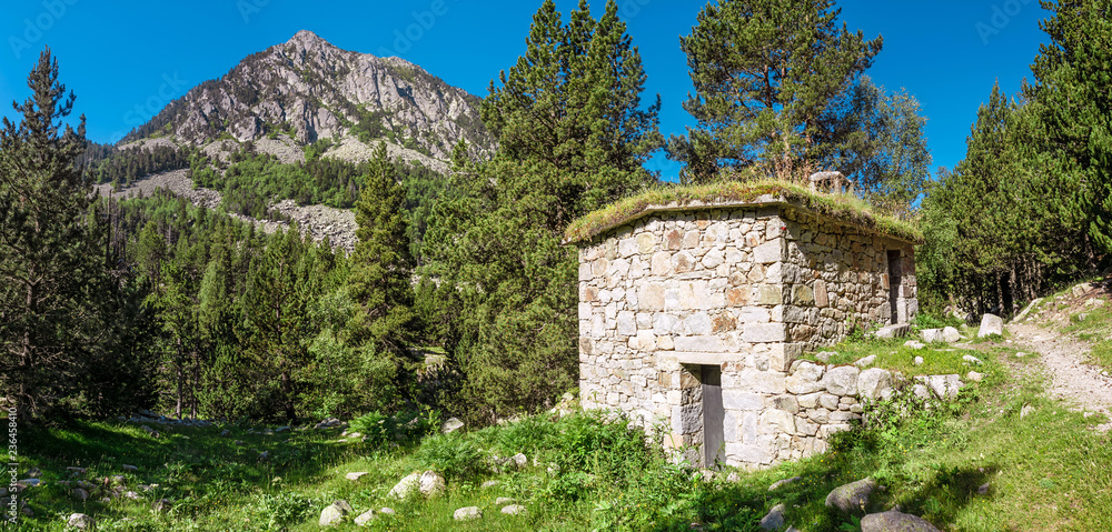 Obraz premium Stone hut in Pyrenees mountains