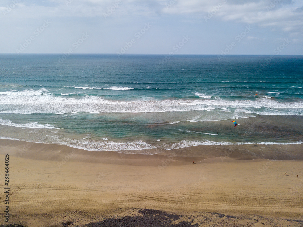 Vista aerea della spiaggia di Famara, Lanzarote, isole Canarie, Spagna. Kite surfer. Sport acquatici Vista aerea della spiaggia di Famara, Lanzarote, isole Canarie, Spagna. Kite surfer. Sport acquatici
