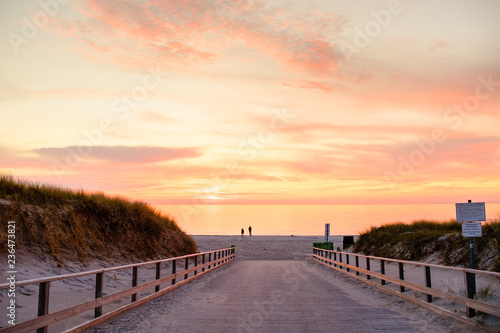 Dierhagen, Weg zum Strand im Abendlicht