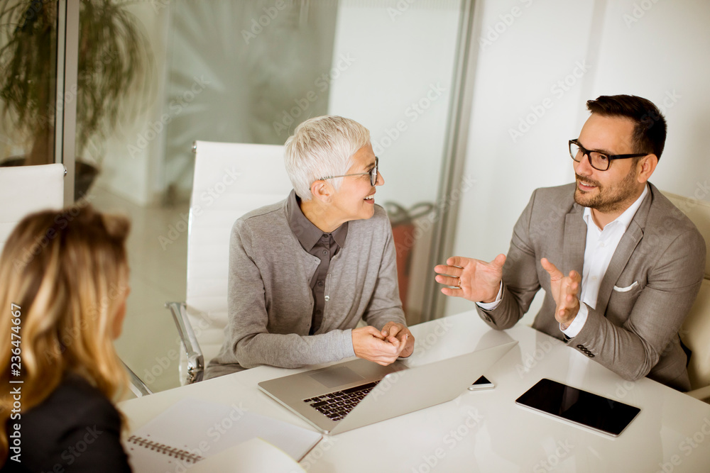 Obraz premium Businesspeople in conference room during a meeting in office