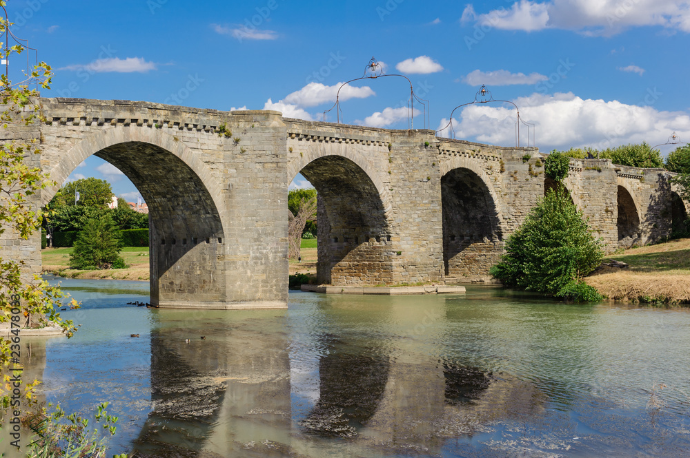 Alte Brücke in Carcassonne in Südfrankreich Alte Brücke in Carcassonne in Südfrankreich