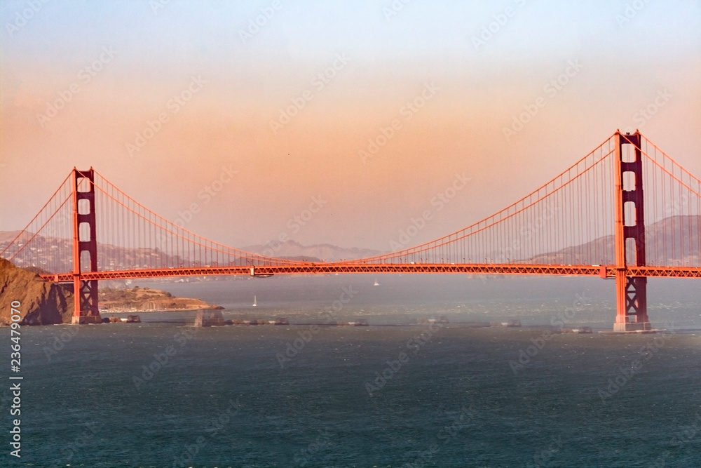 Fototapeta premium Golden Gate bridge in fog