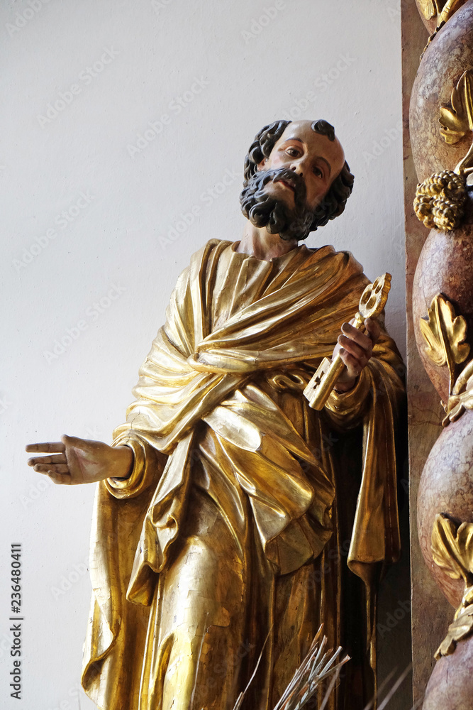 Obraz premium Saint Peter statue on the Beheading of John the Baptist altar in Maria im Grunen Tal pilgrimage church in Retzbach in the Bavarian district of Main-Spessart, Germany