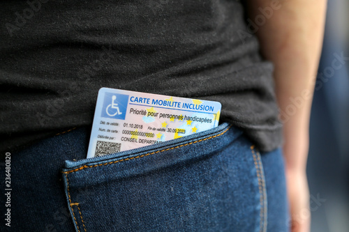 femme et Carte Mobilité Inclusion dans la poche du jean 4