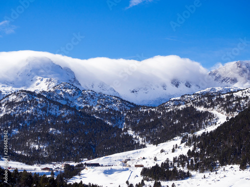 Paisaje de Grau Roig en Andorra  con vistas espectaculares a las monta  as llenas de nieve en invierno de 2018
