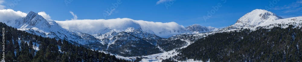 Paisaje de Grau Roig en Andorra, con vistas espectaculares a las montañas llenas de nieve en invierno de 2018