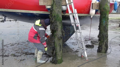Jet washing a bout hull